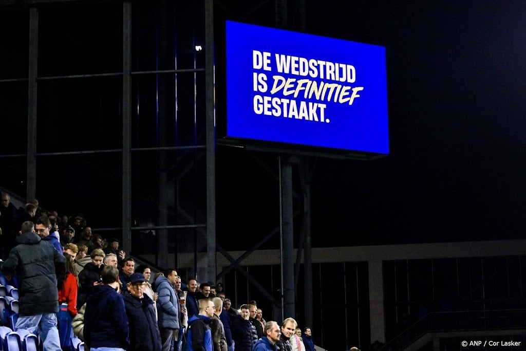 Wedstrijd tussen SC Cambuur en Go Ahead gestaakt om vuurwerk