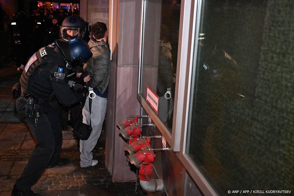 Relschoppers plunderen winkels in Frankfurt na jongerenprotest