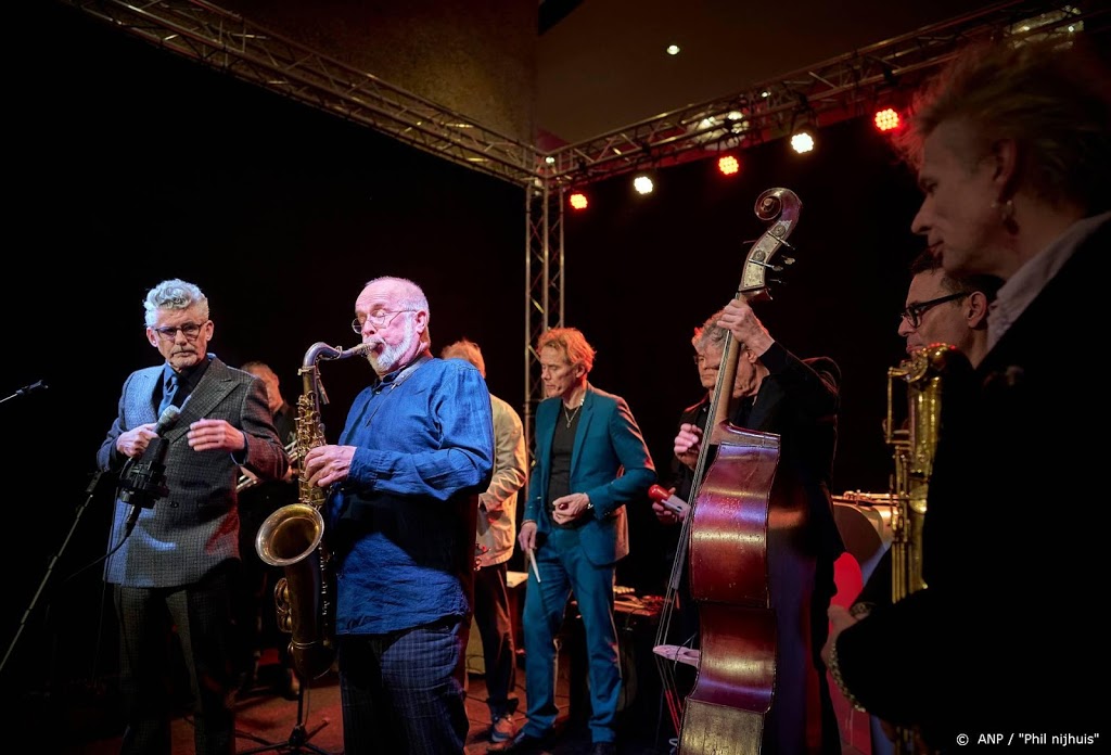 Honderden brengen laatste groet aan Deelder in De Doelen