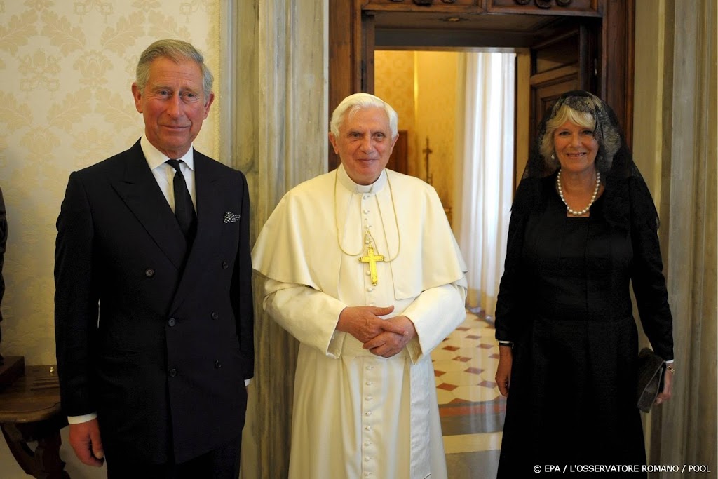 Koningen Charles en Felipe zenden condoleances na dood Benedictus