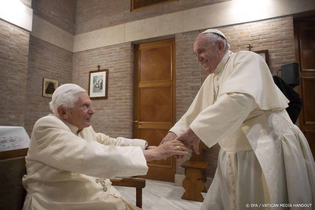 Paus Franciscus eert overleden Benedictus als een 'nobel mens'