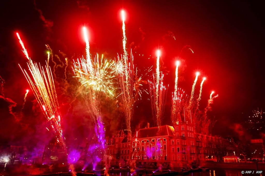 Grote vuurwerkshows in meerdere steden, ondanks regen en wind