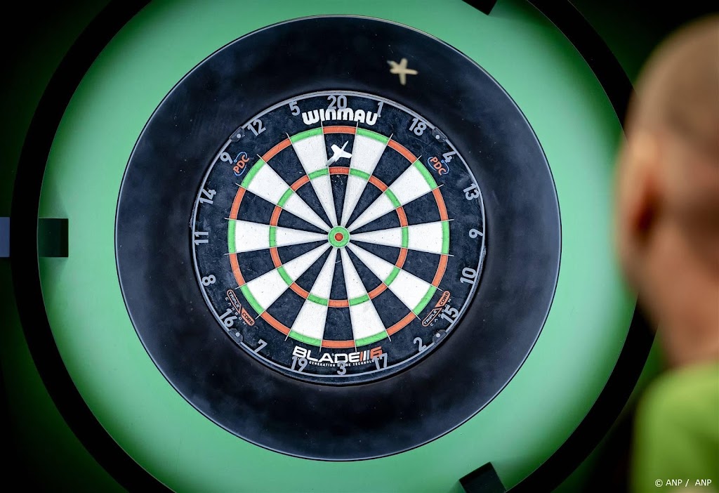 Dartsensatie Littler noemt Van Barneveld 'echte gentleman' 