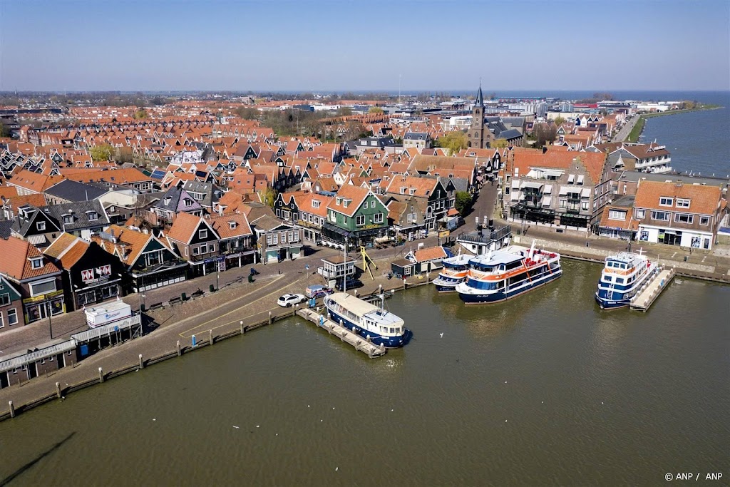Markermeer stroomt over de kade in Volendam