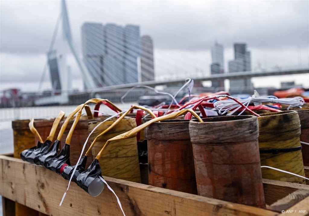 Grote vuurwerkshows gaan ondanks harde wind vooralsnog door