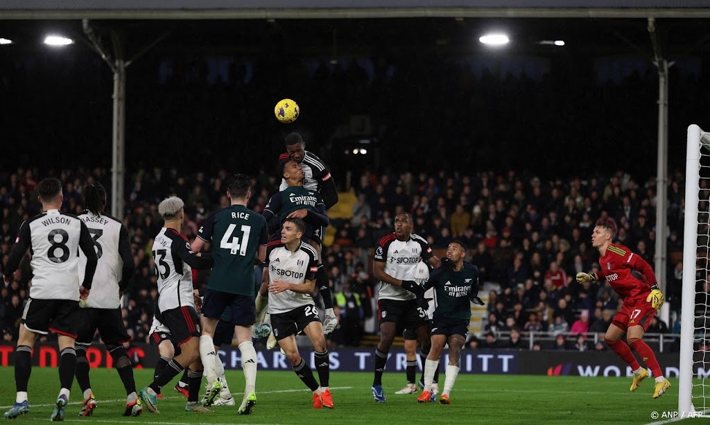 Arsenal verliest bij Fulham en grijpt naast koppositie, zege Spurs