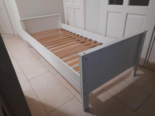 Wit massief houten bed 90 x 200 (in goede staat )