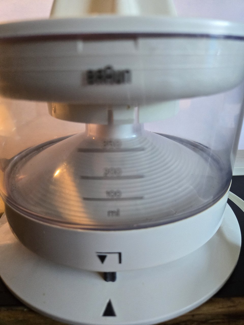 Braun elektrische Citruspers, type 4131 Capaciteit: 350 ml. Vermogen: 20 W