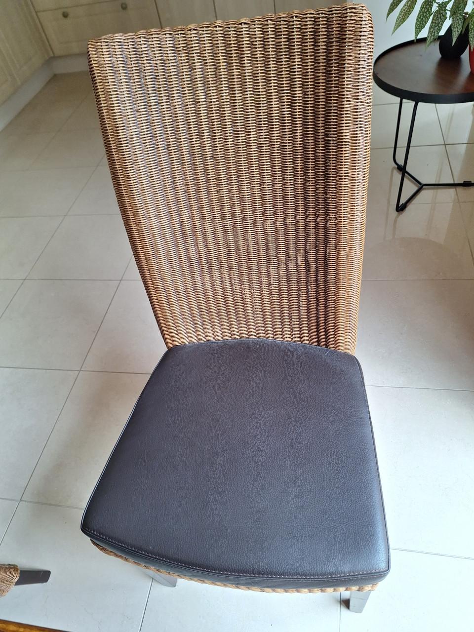 Schitterende eetkamertafel inclusief 6 stoelen