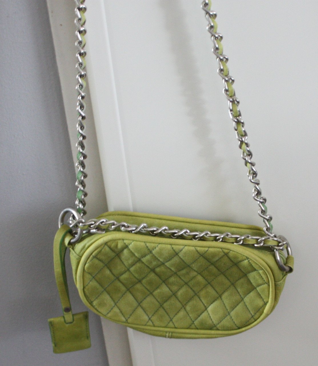 Groene schouder tas met metalen band