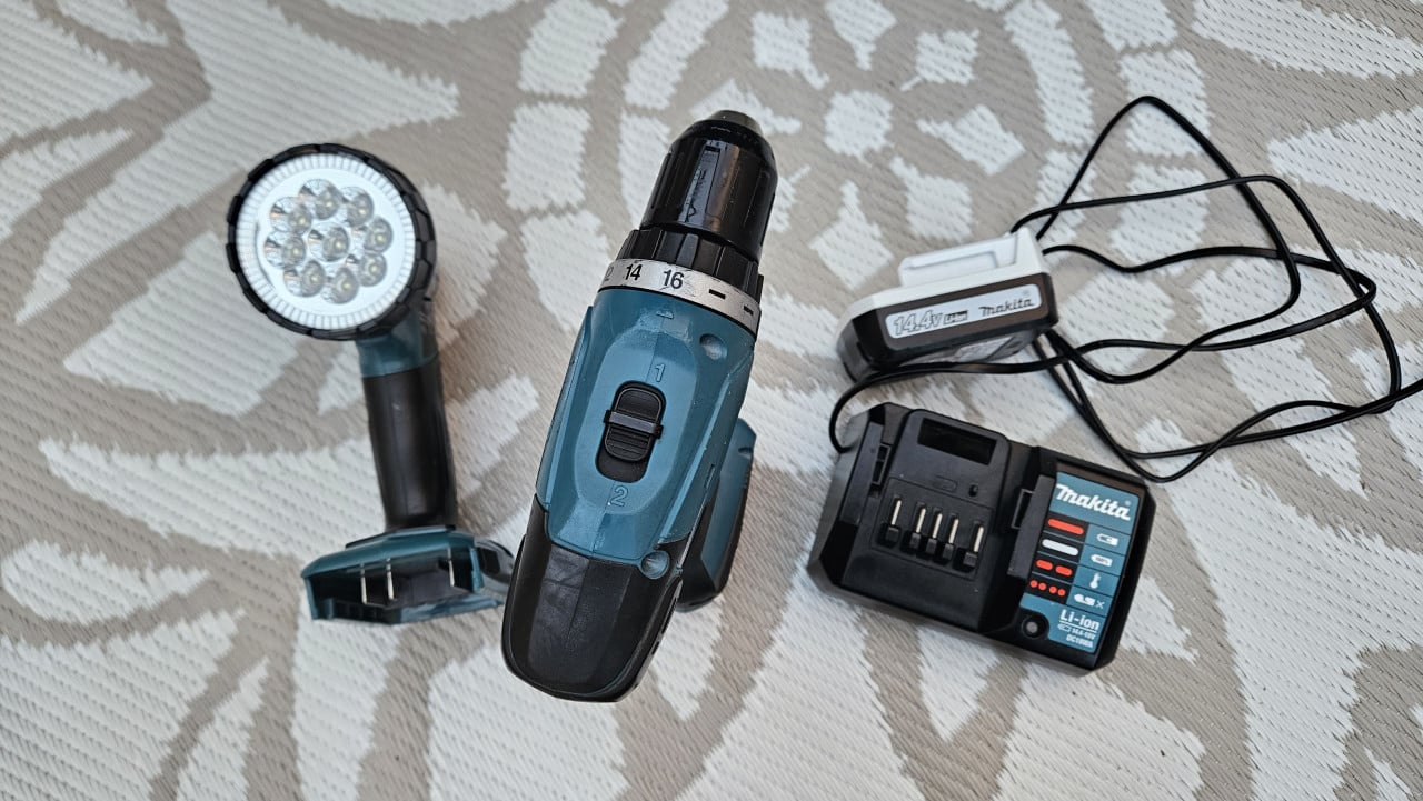 Makita 14.4V set – boormachine + lamp + 2 accu’s + lader