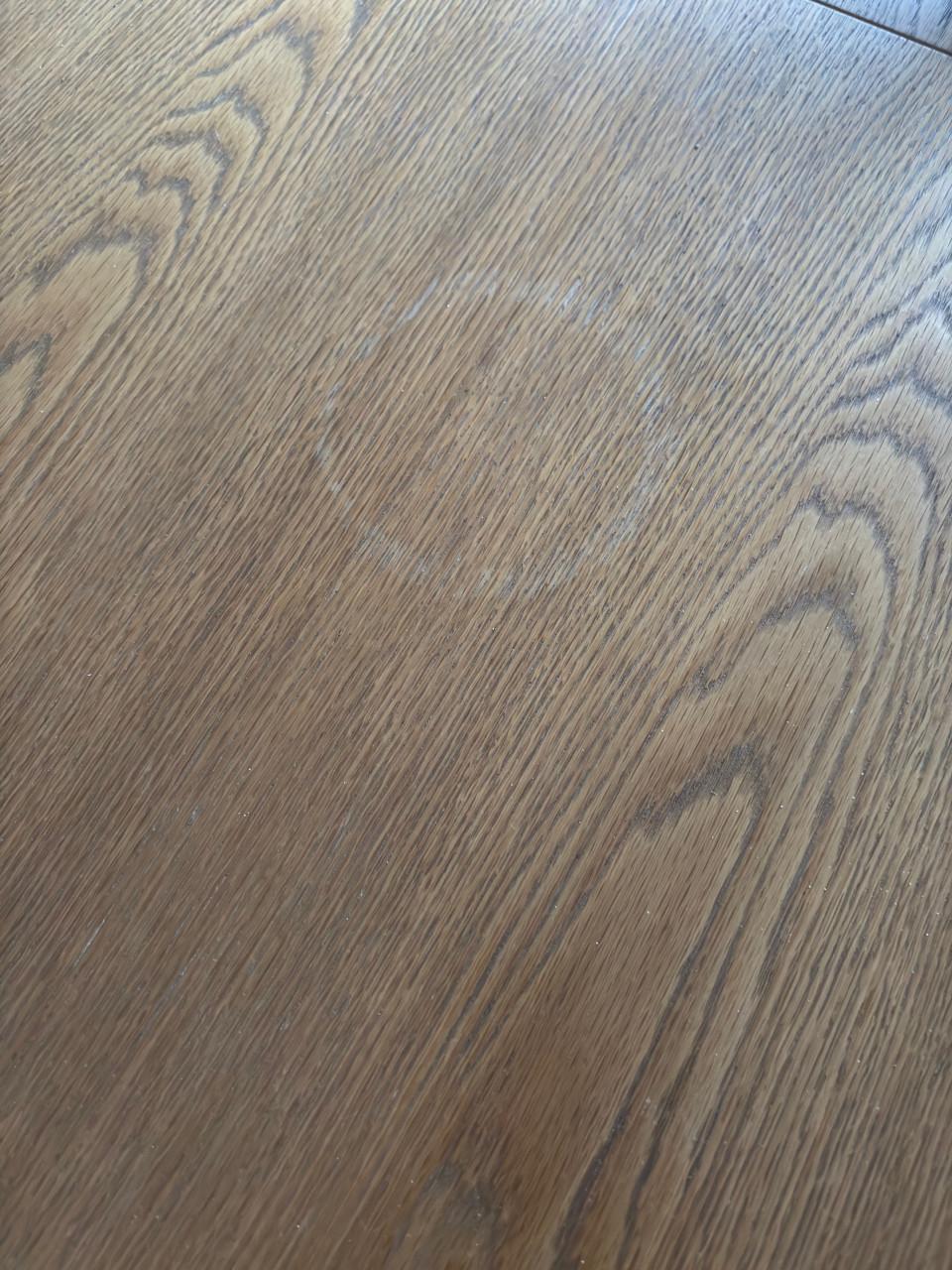 Inboedel: bank salontafel tv-meubel kast vitrinekast eettafel en stoelen