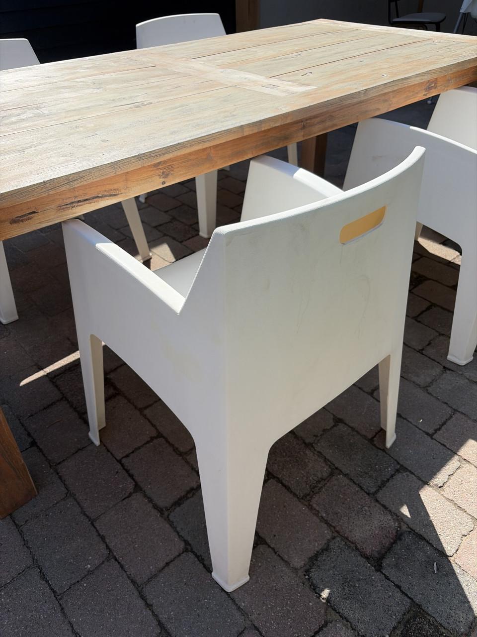 Houten tafel plus 4 kunststof stoelen