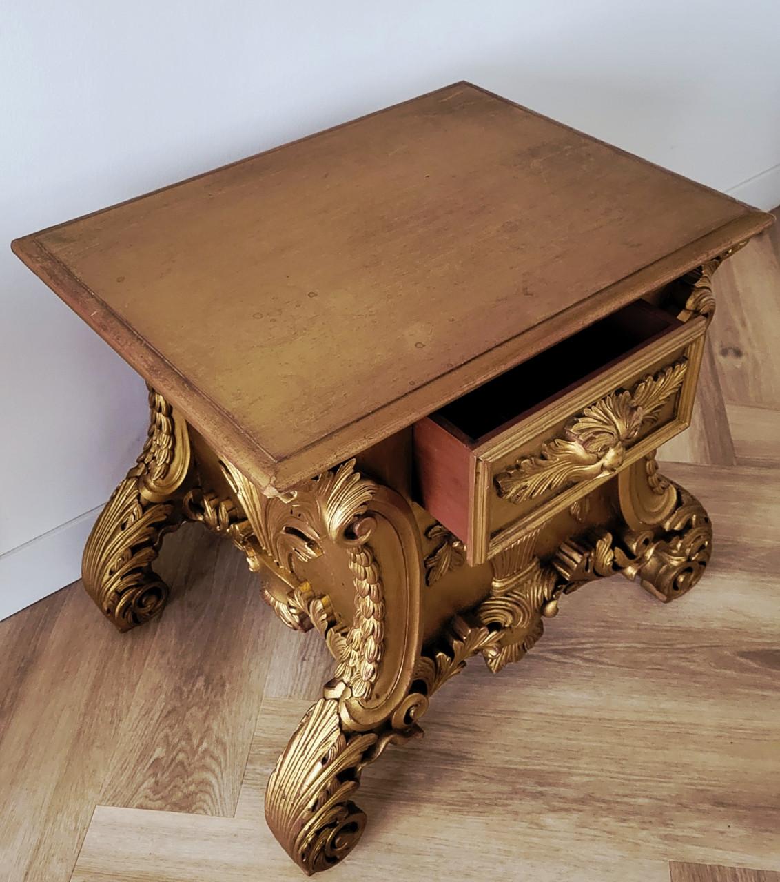 Goudkleurige barokstijl meubelstuk Louis XV-stijl