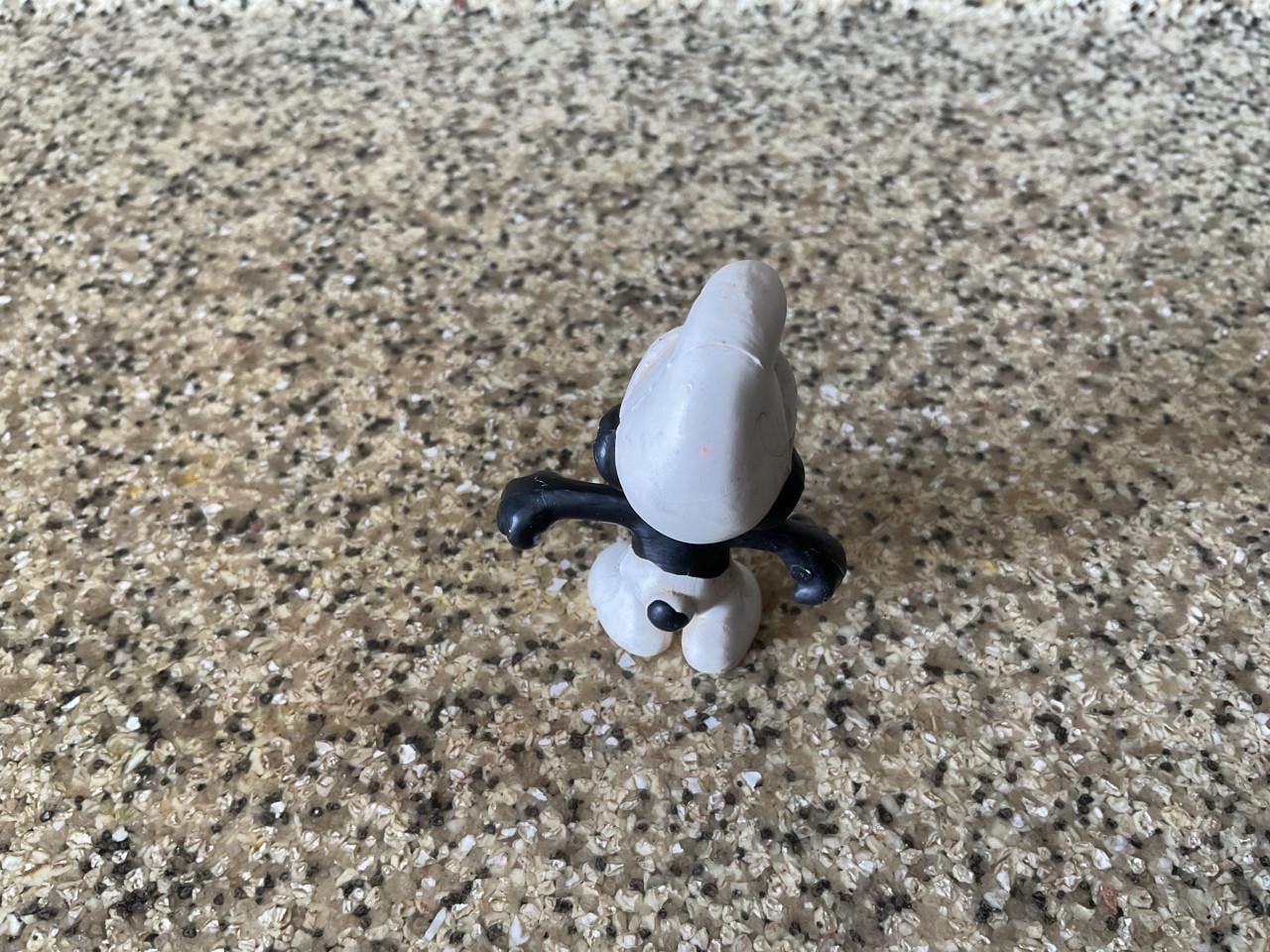 Smurf nr. 2.0007.    met zwarte tanden en rode ogen.  Merk: Peyo op de arm.