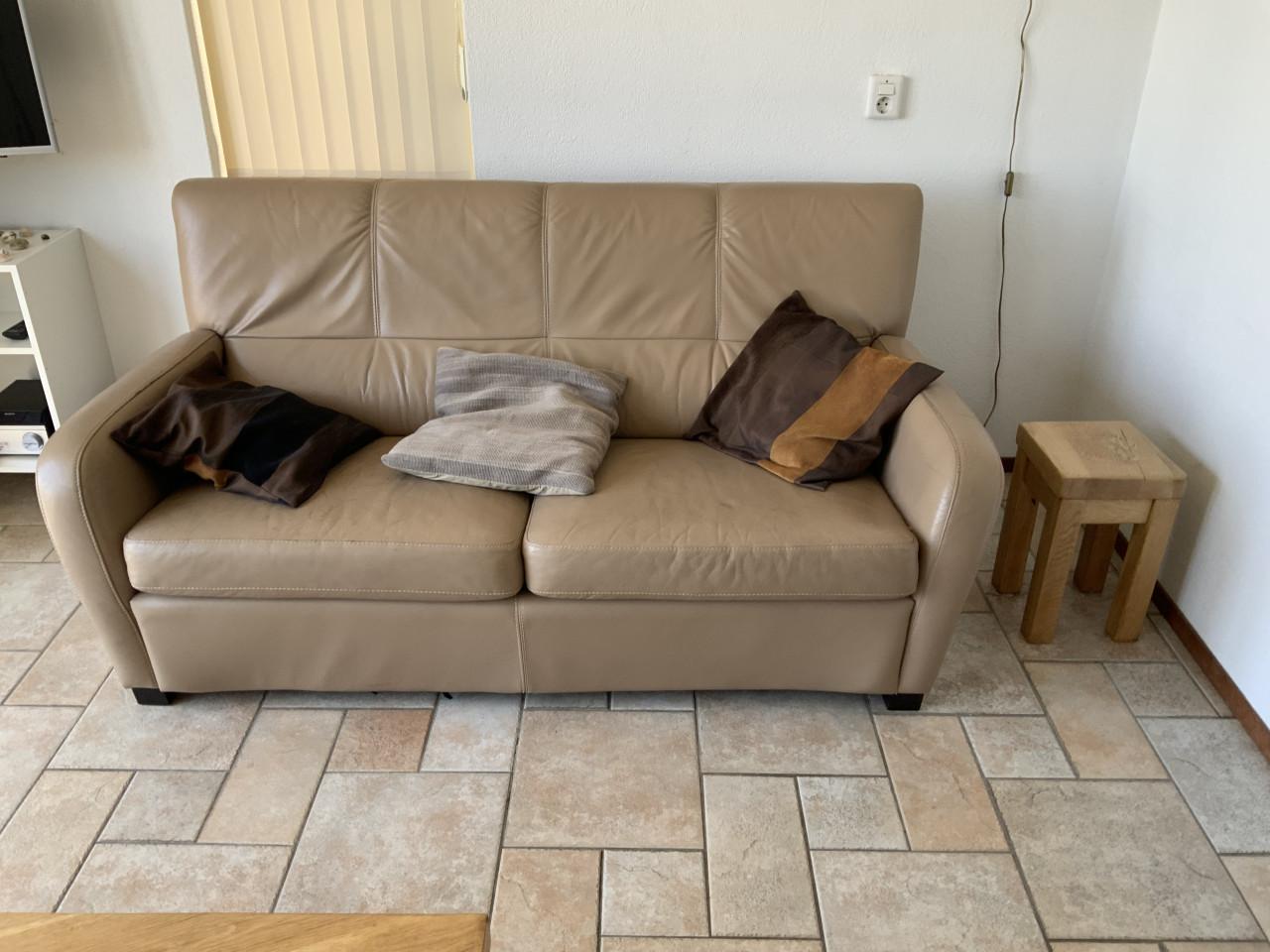 Meubels, eettafel 4 stoelen, salon tafel, lederen 2zits, 2 fauteuils leder