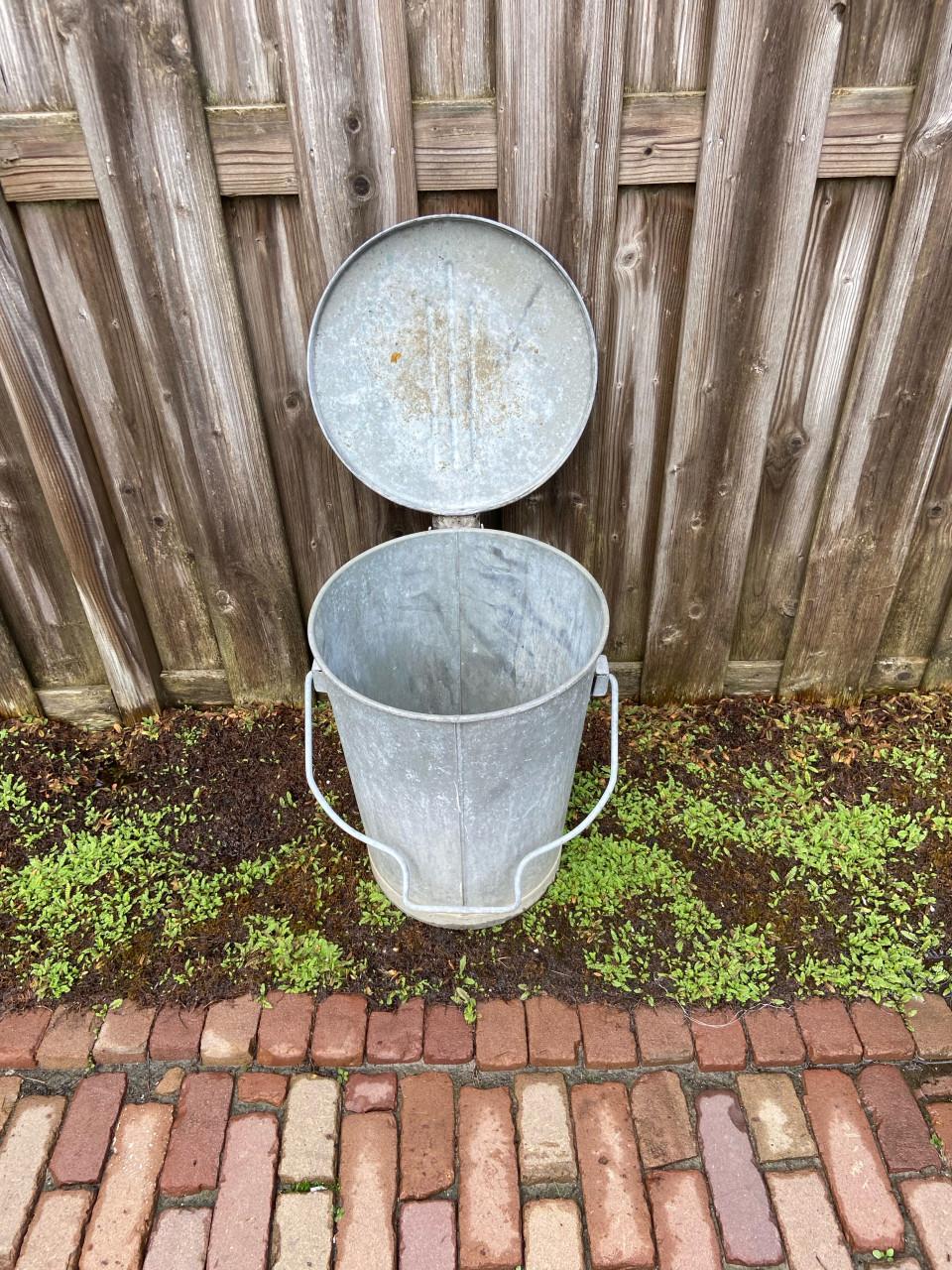Vintage gegalvaniseerde metalen emmer met deksel