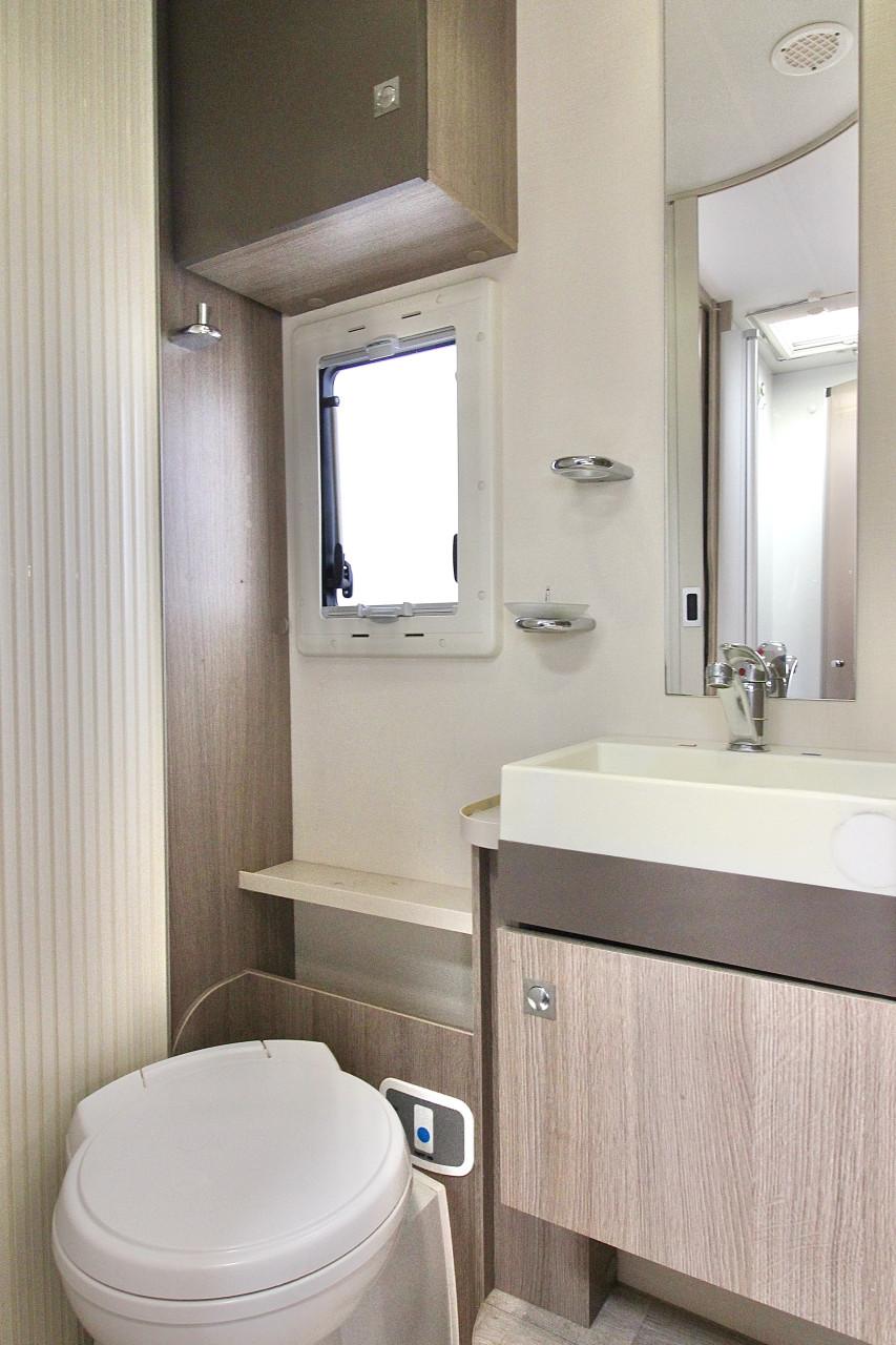 Challenger Genesis 288EB (Queensbed + Hefbed, Als nieuw!!!)