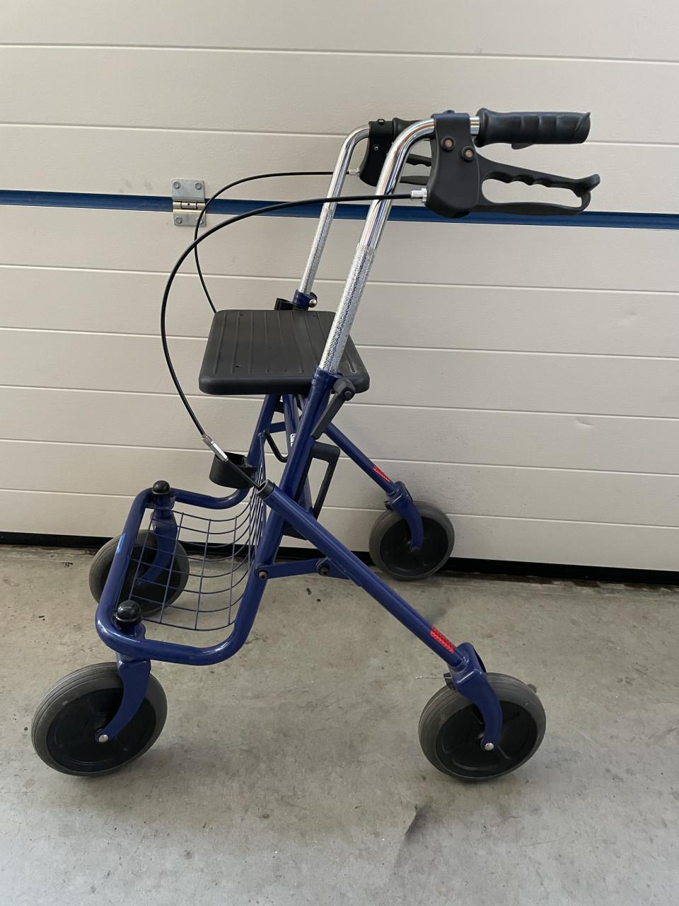 Te koop opvouwbare rollator met dienblad en mandje.