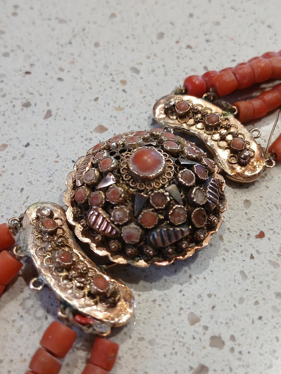 4-snoer bloedkoraal ketting met gouden slot