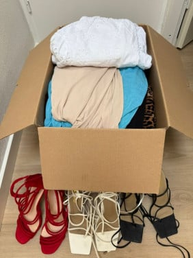 Doos met jurken en jumpsuits en schoenen