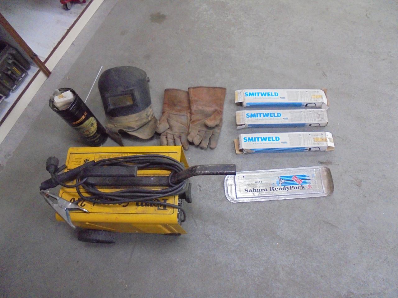 Lastrafo met 3 pakken electrodes, handschoenen en laskap.