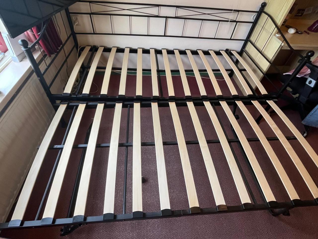 Slaapbank/ bed met onderschuifbed
