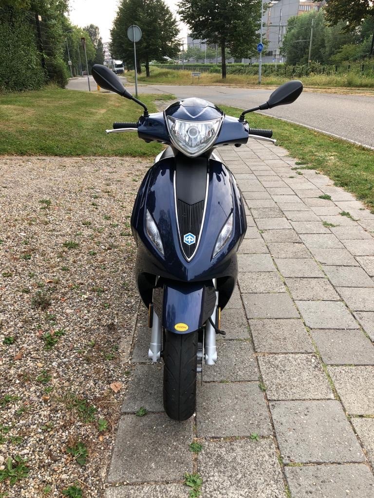 Te Koop Piaggio New Fly 2013 zeer nette staat.Blue Kleur