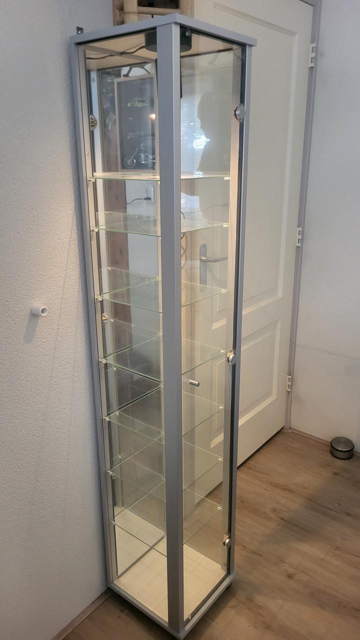 Vitrine vitrinekast zilvergrijs met spiegel en licht