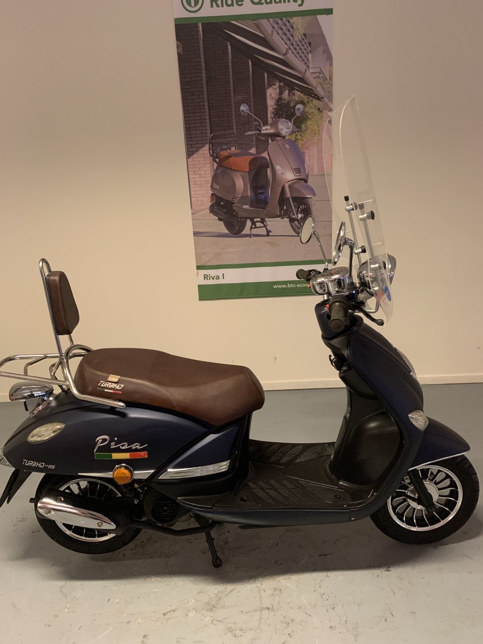RETRO SCOOTER MET WINDSCHERM 25KM NU 649,= RIJKLAAR