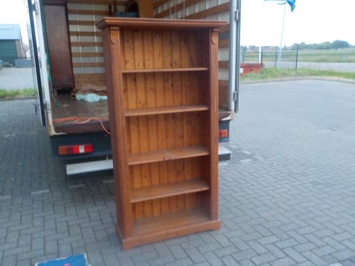 Massief grenen boekenkast in goede staat