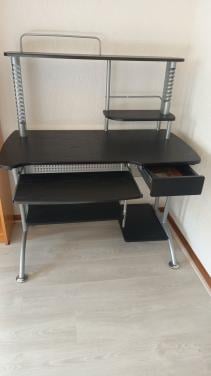 Bureau zwart met metaal