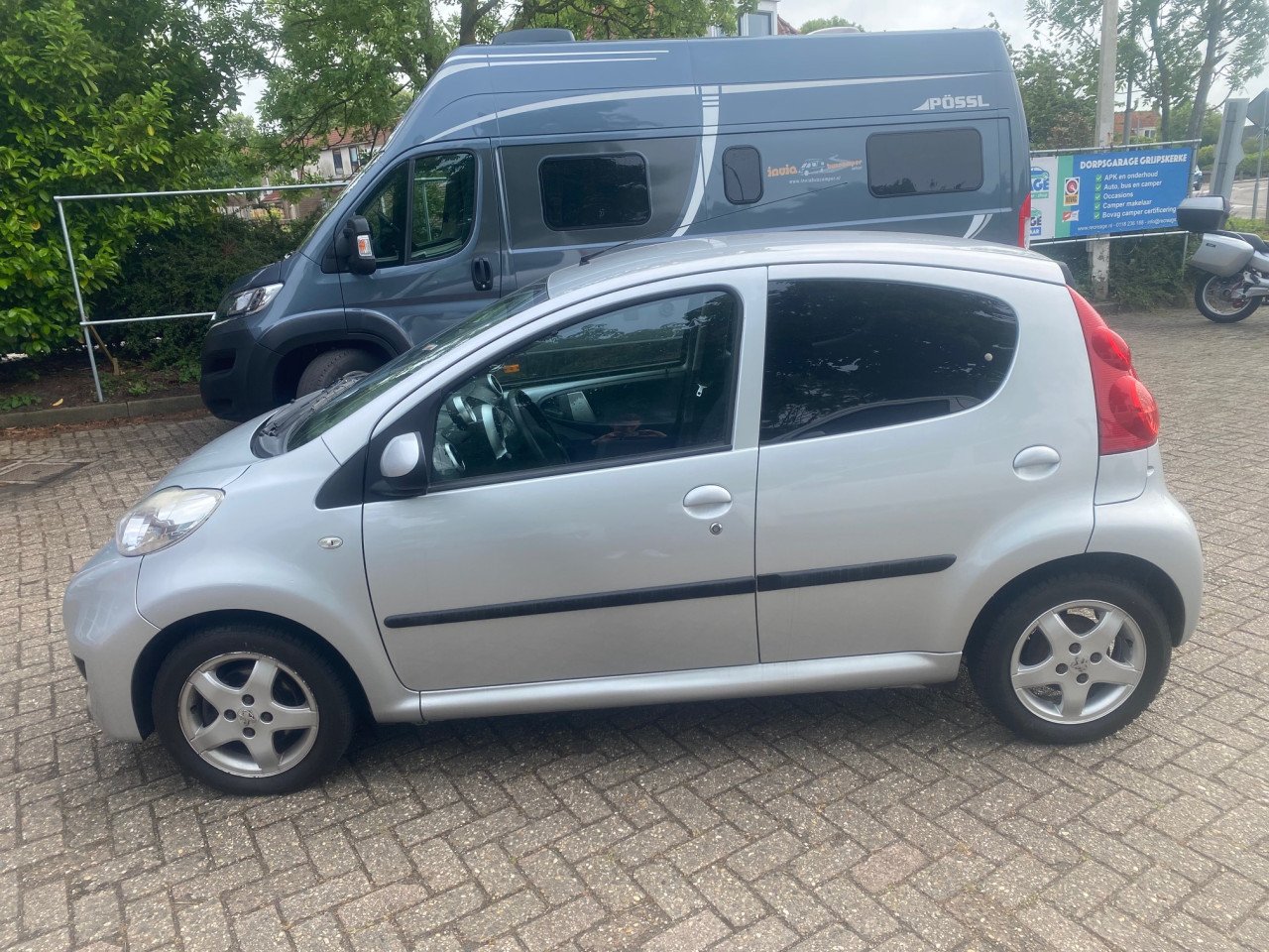 Peugeot 107 Black en Silver 1.0, 3mnd gar., jaar APK, beurt, carplay radio!