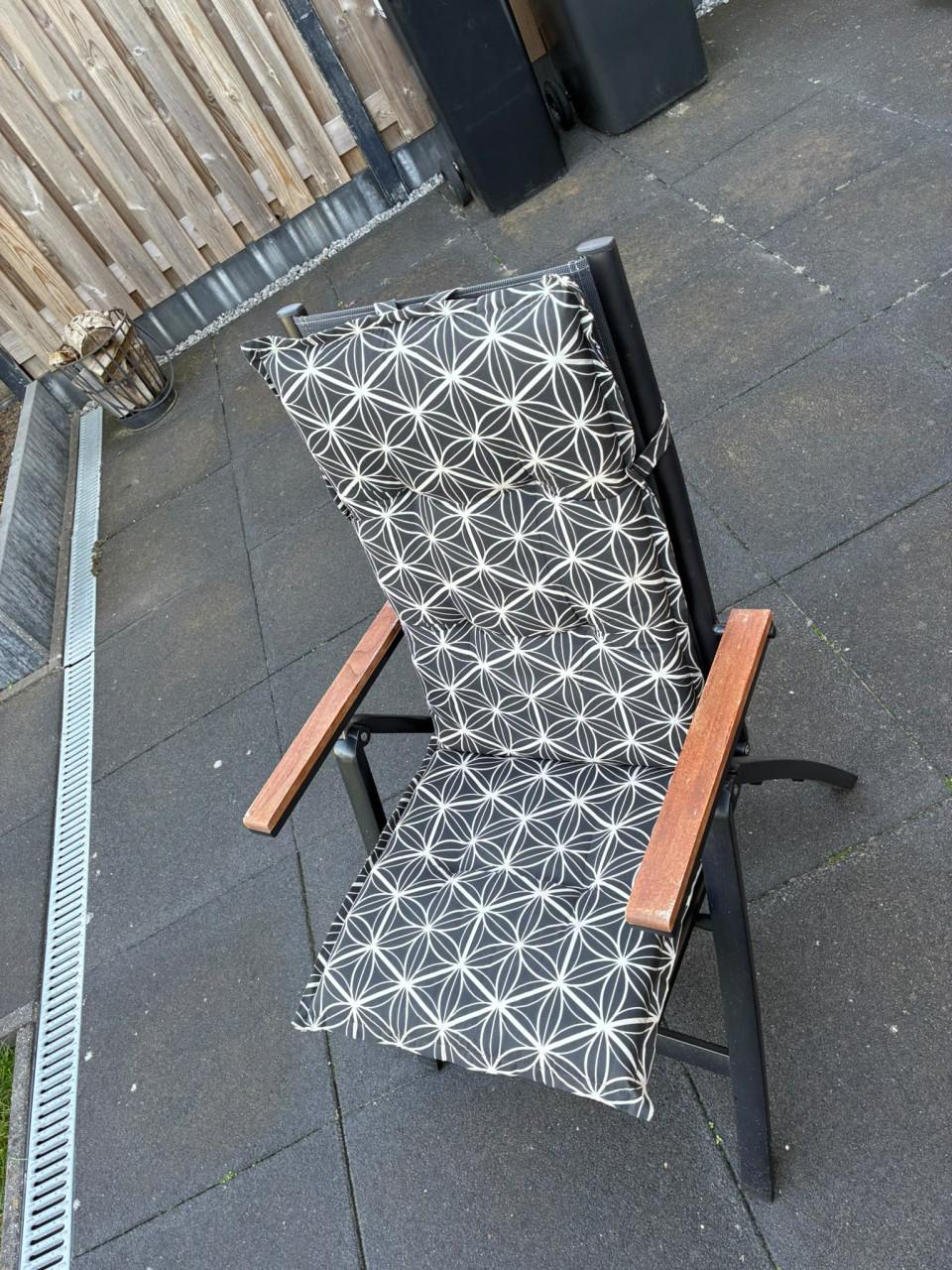 Tuinset, tafel met 4 stoelen met kussens met opberghoes