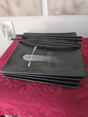4 stuks sushibord zwart 20cm + 2 paar chopsticks