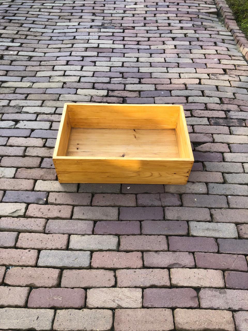 Houten bak Afm 60x37x18cm.