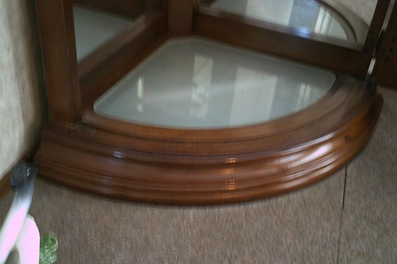 HOEKvitrine in ronde vorm met wandspiegels EN verlichting.