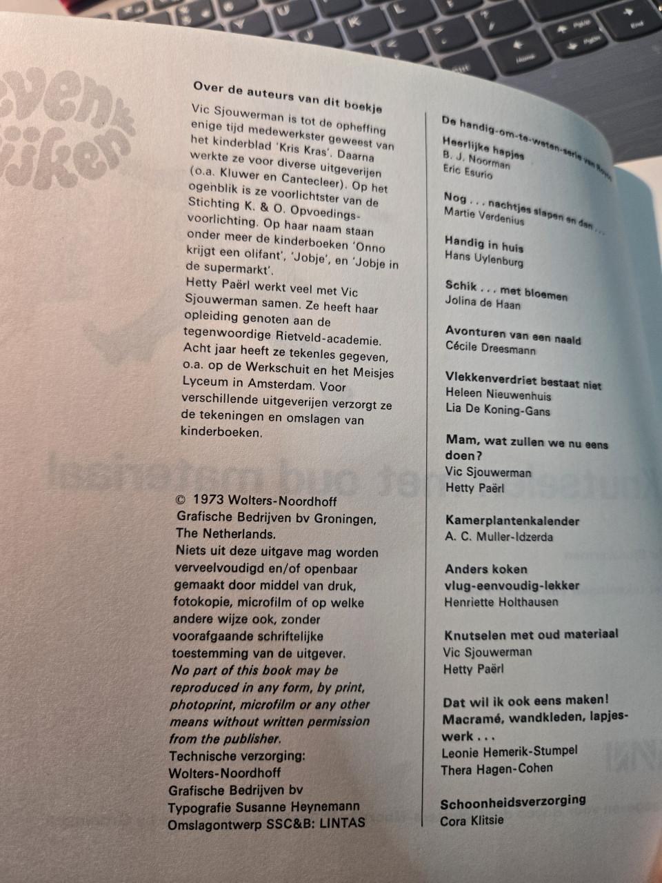 Boek "Knutselen met oud materiaal" geschreven door Vic Sjouwerman. 1973