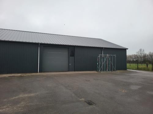 Grote loods te huur.