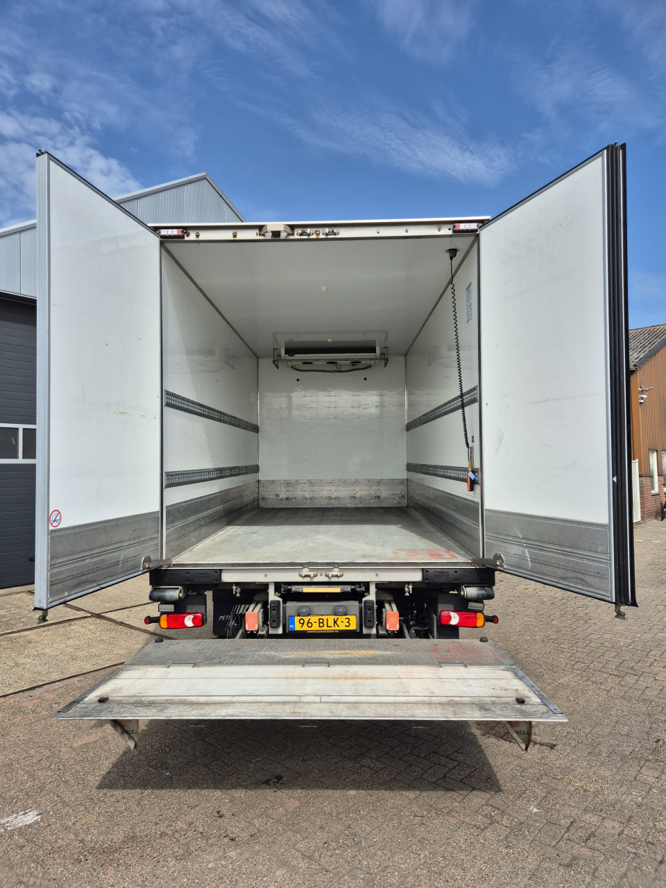 Daf LF210 fa Koelwagen Carrier