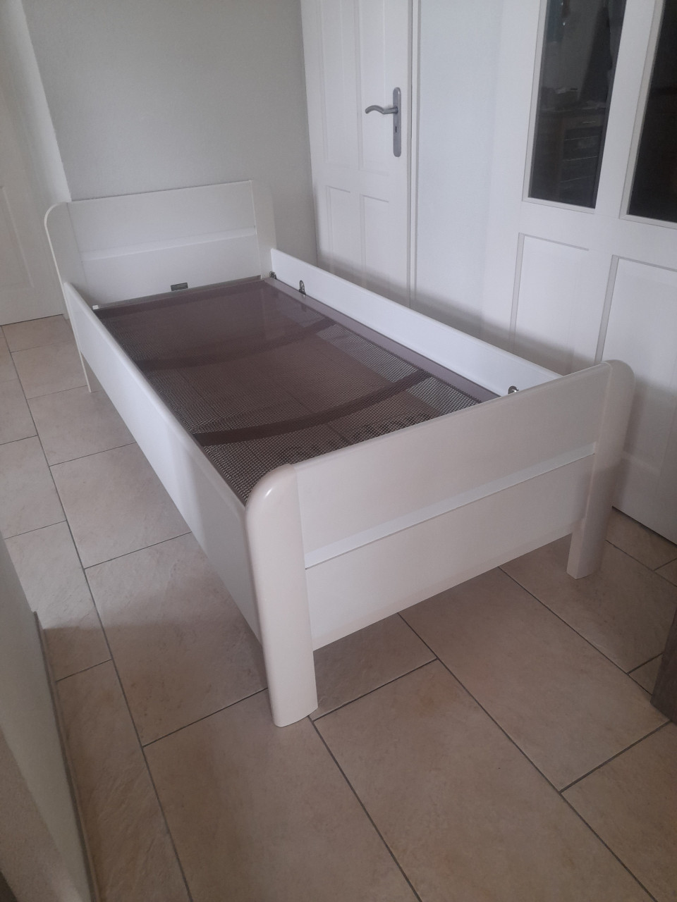 1 Persoons bed 90 x 200 met auping spiraal bodem (in goede staat )