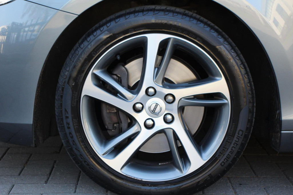 Volvo V40 1.5 t2 momentum automaat - pdc rondom + camera - full led - navi 