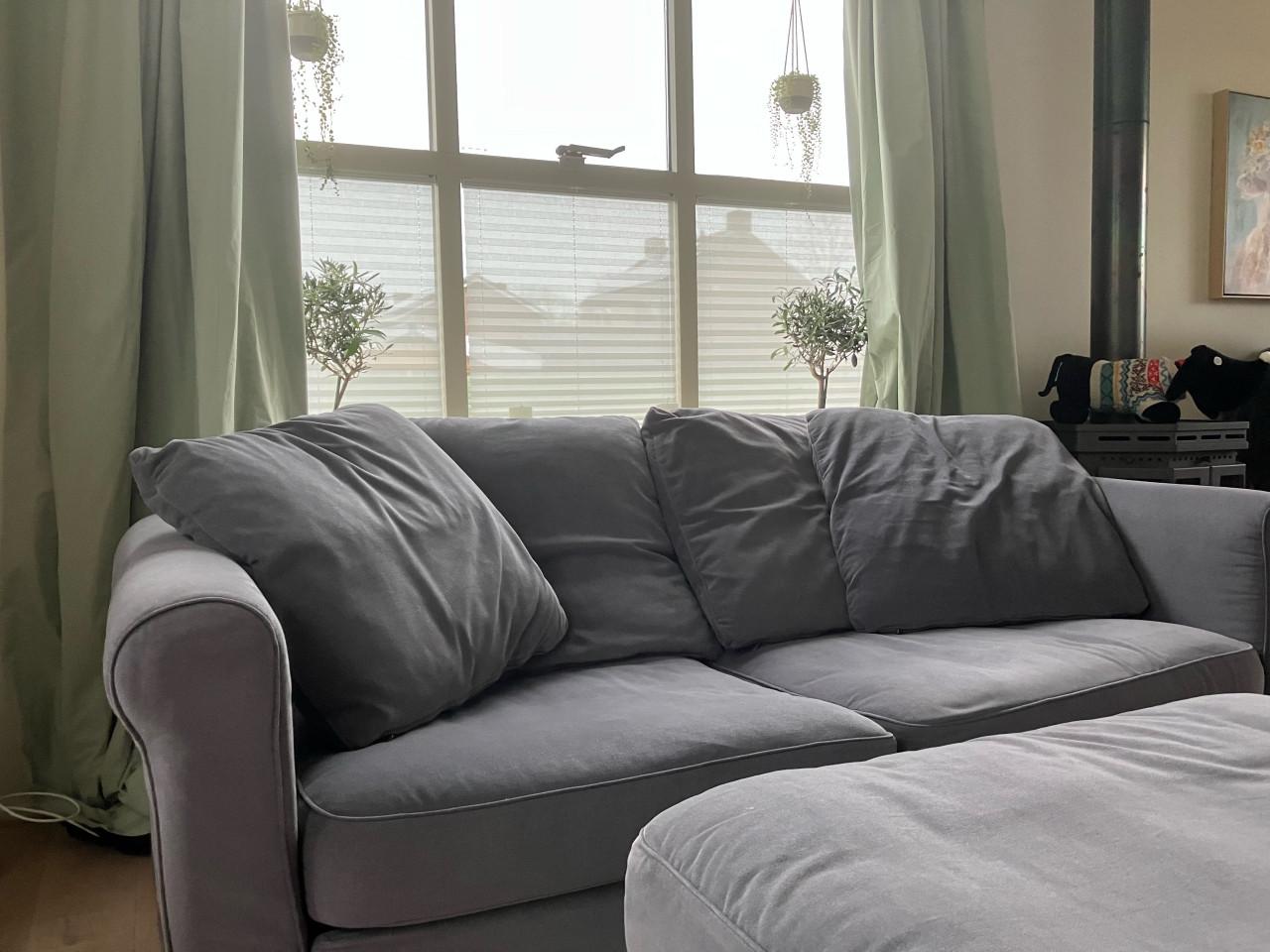 Ikea Gronlid slaapbank, fauteuil, en opbergmeubel middengrijs en ronde poef