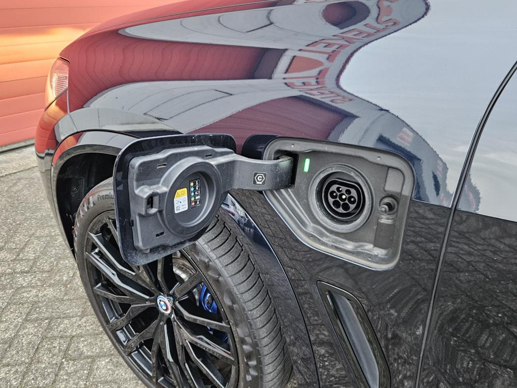 BMW X5 xdrive45e m-sport | achterasbesturing | trekhaak | luchtvering