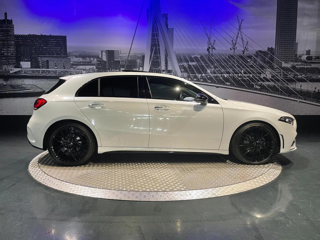Mercedes-Benz A-Klasse 180 business solution amg *nl auto*led*pano*camera*