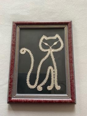 Gekantklost poesje in lijst 17 X 21 cm.