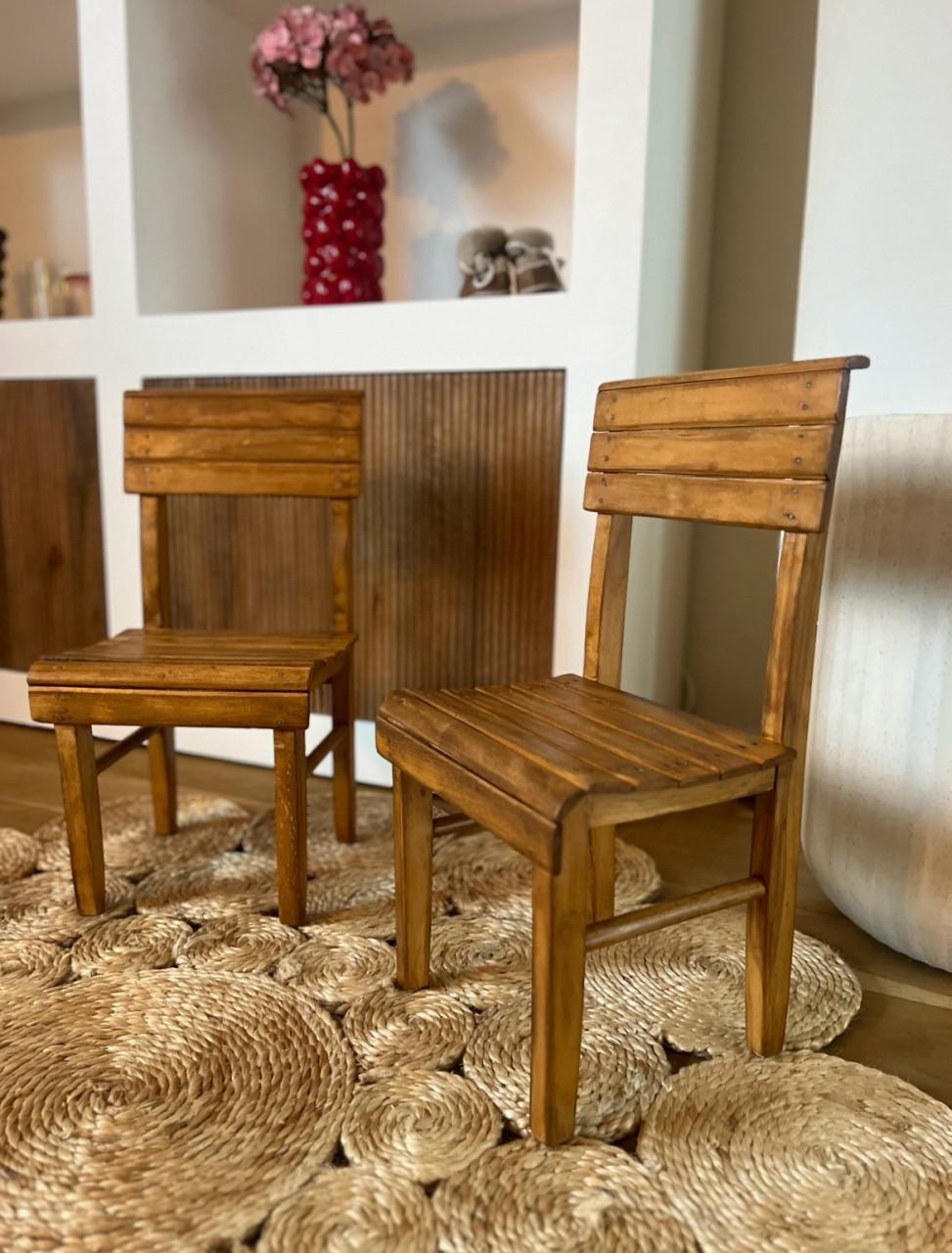 Opgeknapte vintage kinderstoeltjes