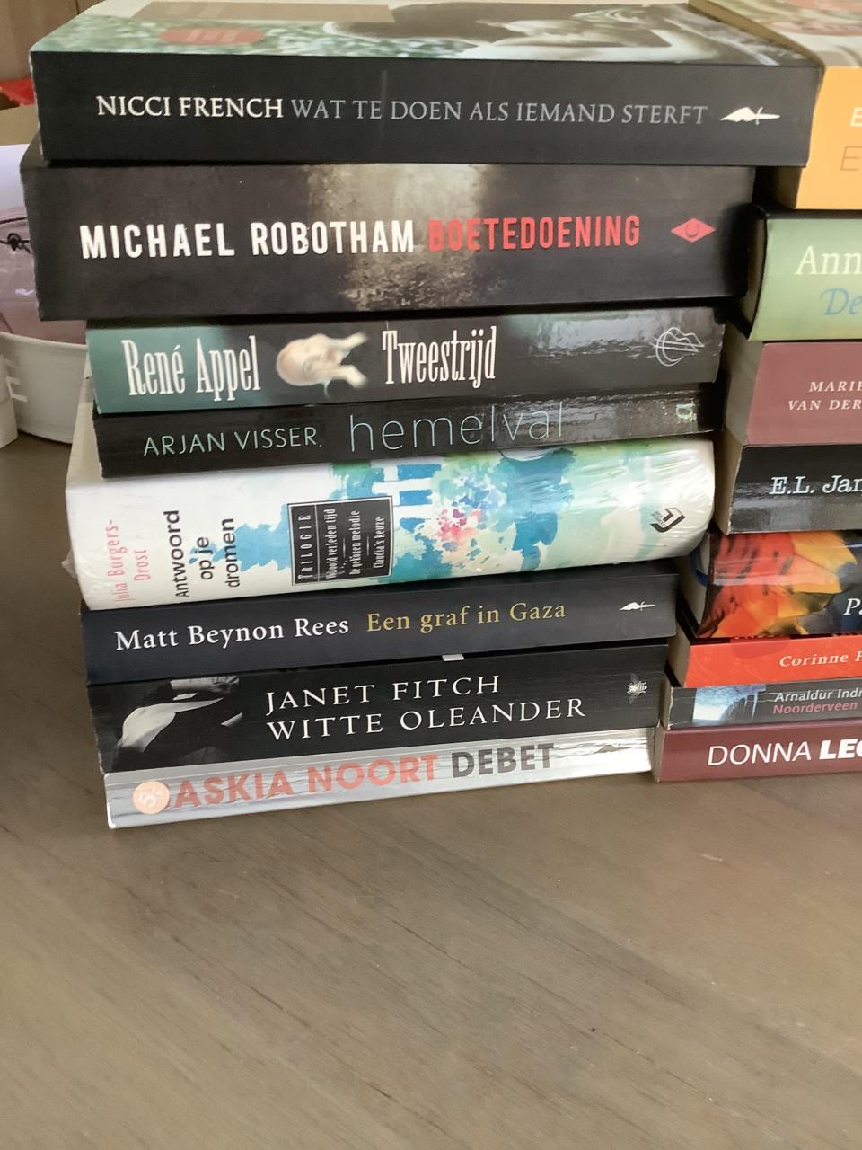 Stapel boeken, thrillers, romans en andere leuke boeken.