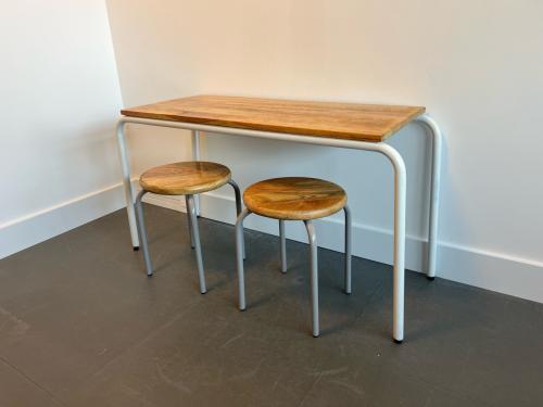 Kinderbureautje met twee krukken