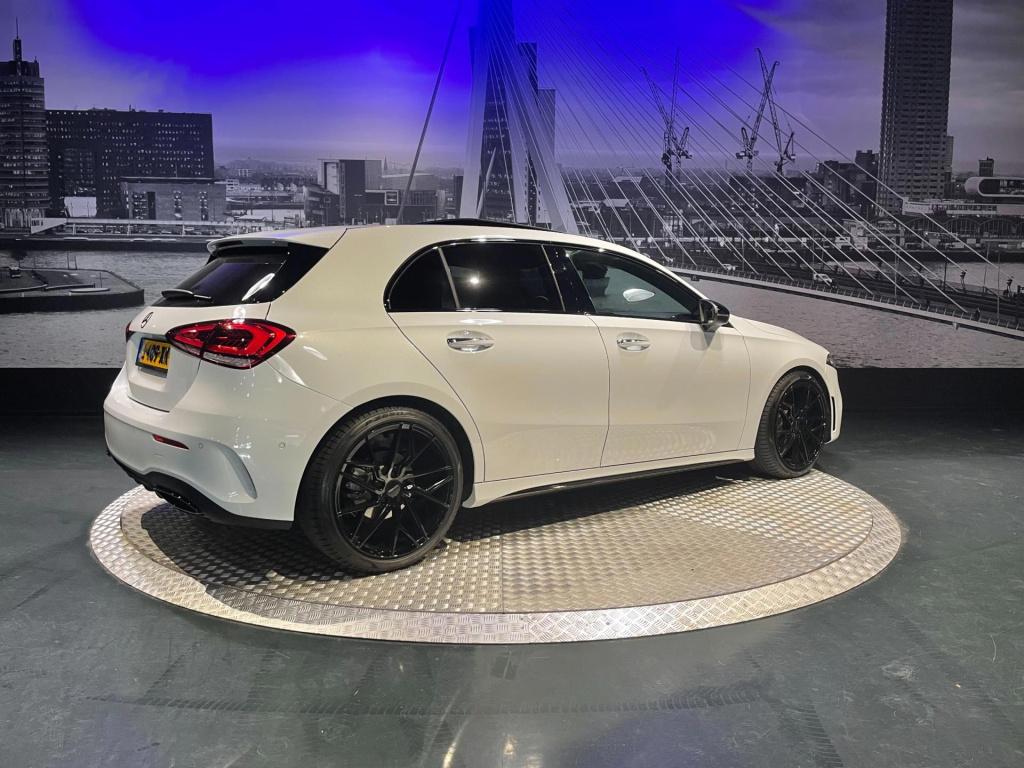 Mercedes-Benz A-Klasse 180 business solution amg *nl auto*led*pano*camera*